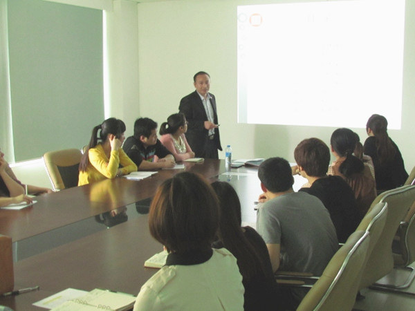 2013年4月24日，正睿老師對佳樂公司進(jìn)行倉儲管理的培訓(xùn)