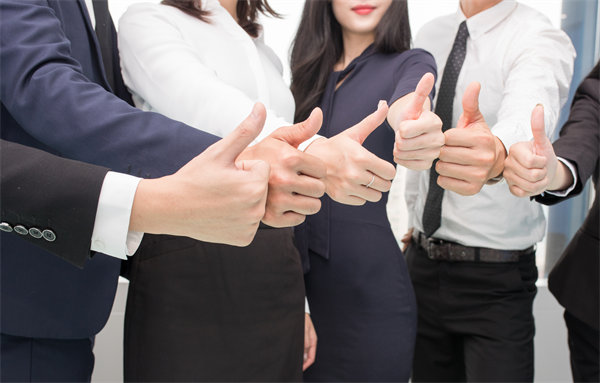 在企業(yè)管理中，專權(quán)式和民主式管理各有哪些優(yōu)缺點(diǎn)？