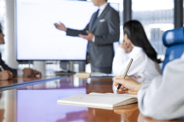 如何保證企業(yè)的年度工作方向與經(jīng)營目標保持一致？