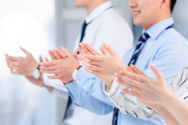 面對(duì)人才流失問(wèn)題，企業(yè)應(yīng)如何改進(jìn)人力資源策略？