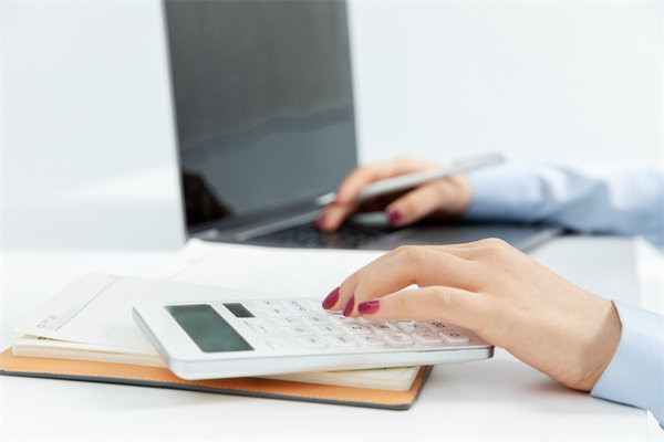 市場環(huán)境突變時，企業(yè)如何靈活調(diào)整預(yù)算策略以應(yīng)對？