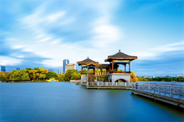 惠州戰(zhàn)略咨詢(xún)公司如何為企業(yè)定制長(zhǎng)遠(yuǎn)發(fā)展規(guī)劃？