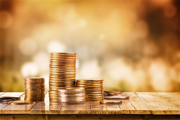 在制定企業(yè)戰(zhàn)略規(guī)劃時(shí)，如何平衡短期與長(zhǎng)期目標(biāo)？