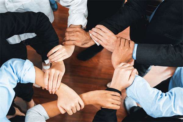 在制定企業(yè)戰(zhàn)略規(guī)劃時(shí)，如何平衡短期與長(zhǎng)期目標(biāo)？