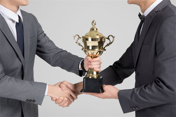 在薪酬談判中，如何把握員工的心理預期和企業(yè)底線？