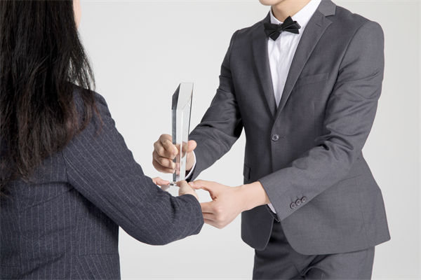 績效管理中，如何激勵優(yōu)秀員工，又幫助其提升？