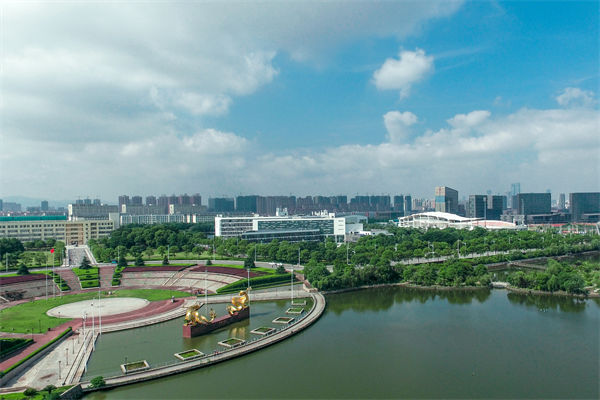 南昌戰(zhàn)略咨詢公司如何為企業(yè)定制長遠(yuǎn)發(fā)展規(guī)劃？
