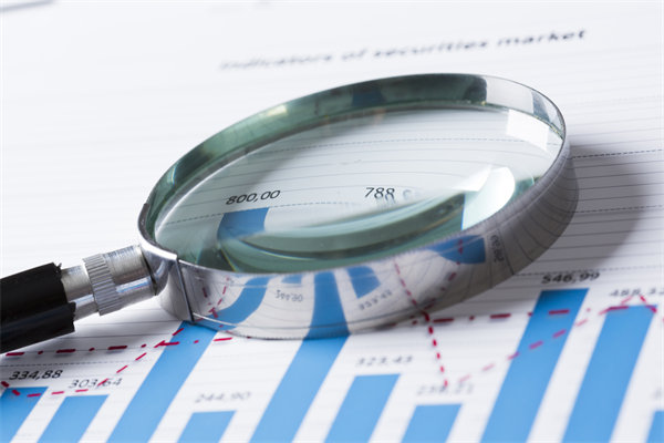 在制定年度經(jīng)營計劃時，如何考慮行業(yè)趨勢和政策影響？