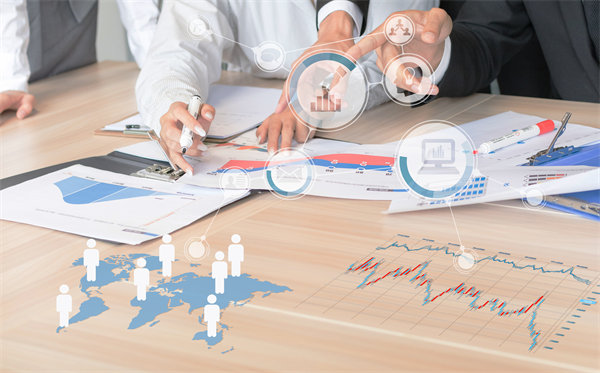 在制定年度經(jīng)營計劃時，如何考慮行業(yè)趨勢和政策影響？