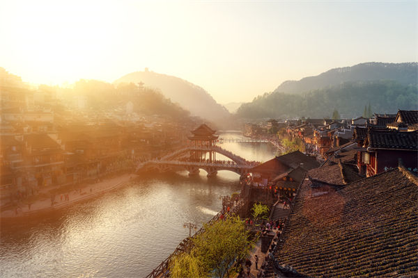 戰(zhàn)略規(guī)劃分析：村民不滿古鎮(zhèn)收門票，指引游客逃票